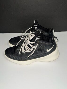 Nike I Men’s I Black and White Lightweight Mid-top